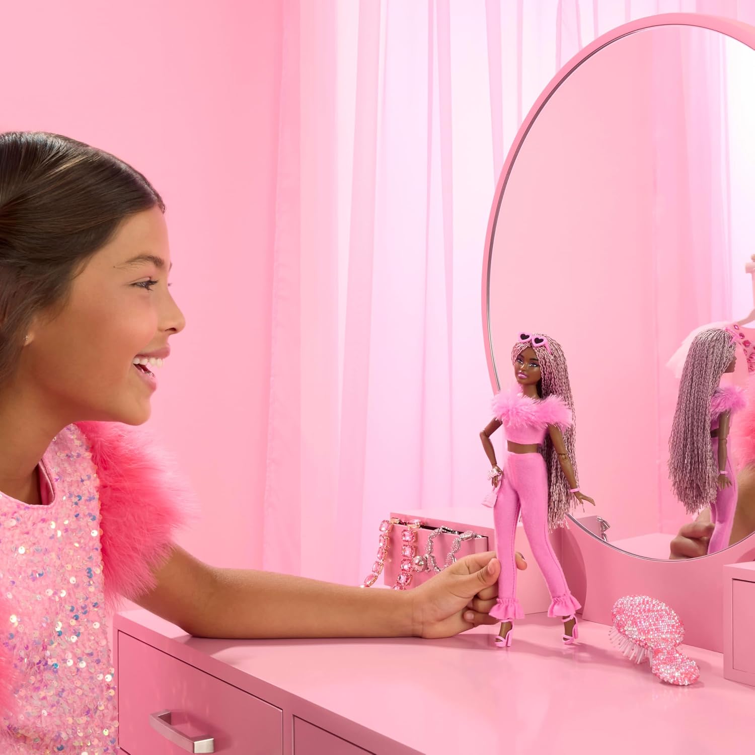 Колекційна лялька Barbie Deluxe Style Barbiecore #4 модниця в костюмі з пір’ям (HYV28) 5 Колекційна лялька Barbie Deluxe Style Barbiecore #4 модниця в костюмі з пір’ям (HYV28) - Зображення 5