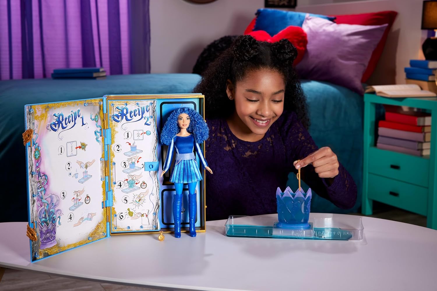 Кукла Mattel Disney Descendants: The Rise of Red Sorcerer’s Cookbook with Princess Chloe Charming Наследники: Возвышение Рэд Повареная книга Принцесса Хлоя Чарминг (HWH94) - Зображення 2